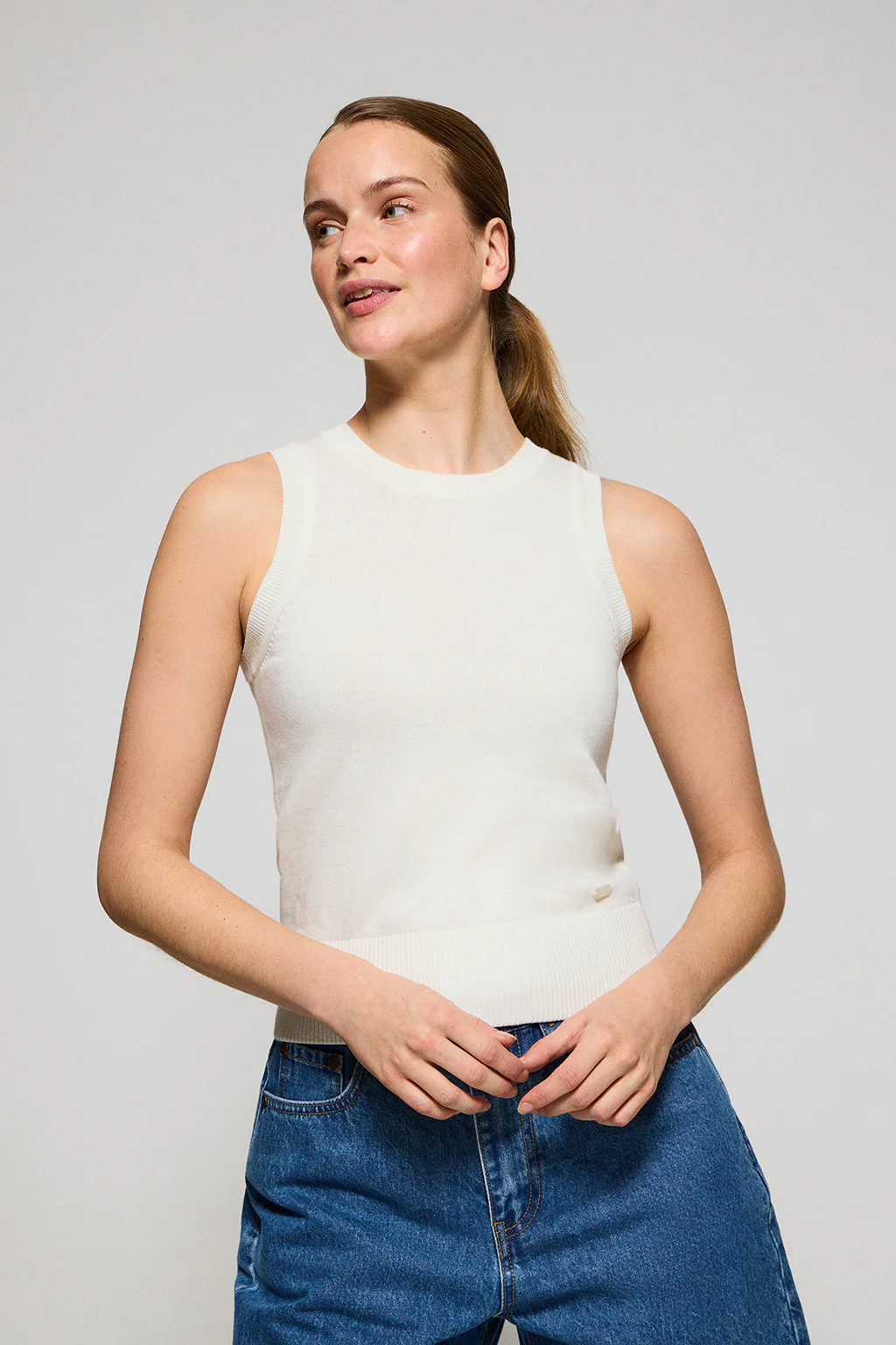 Beige sleeveless jumper with pearly button - Image 2