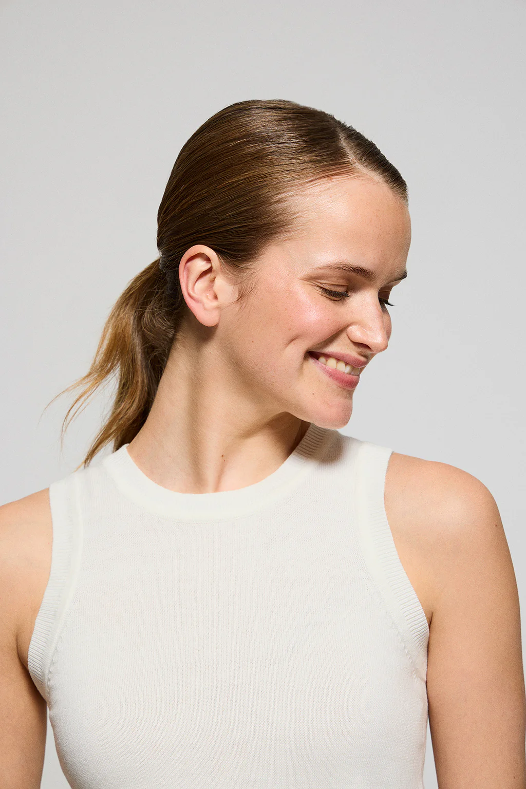 Beige sleeveless jumper with pearly button - Image 3