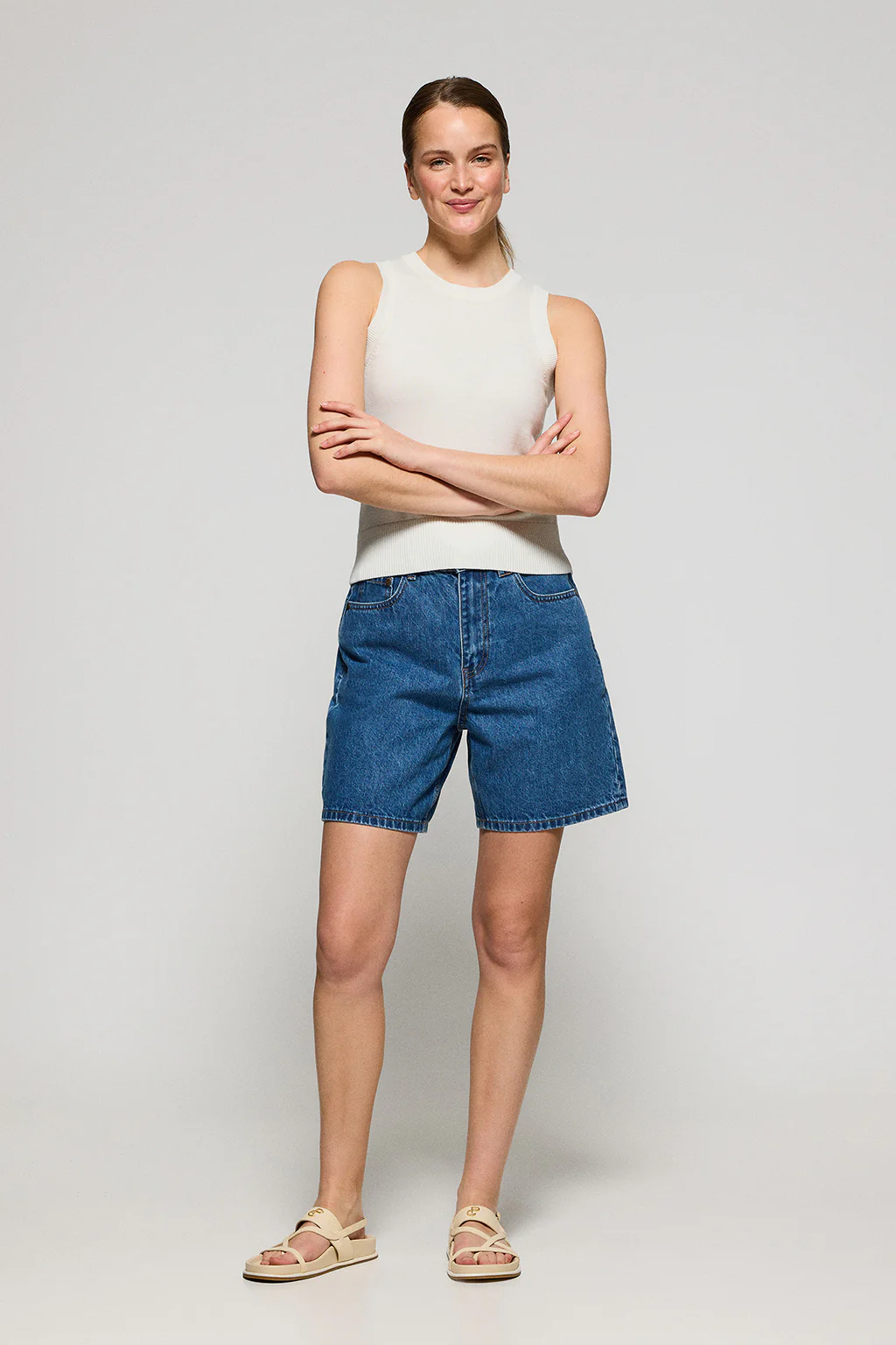 Beige sleeveless jumper with pearly button - Image 4