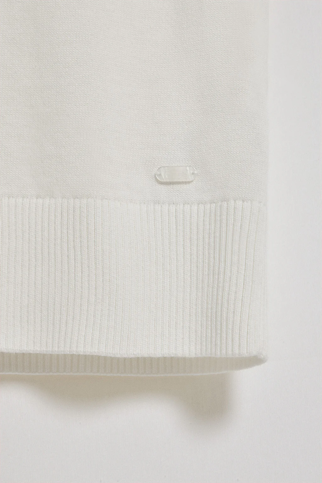 Beige sleeveless jumper with pearly button - Image 7
