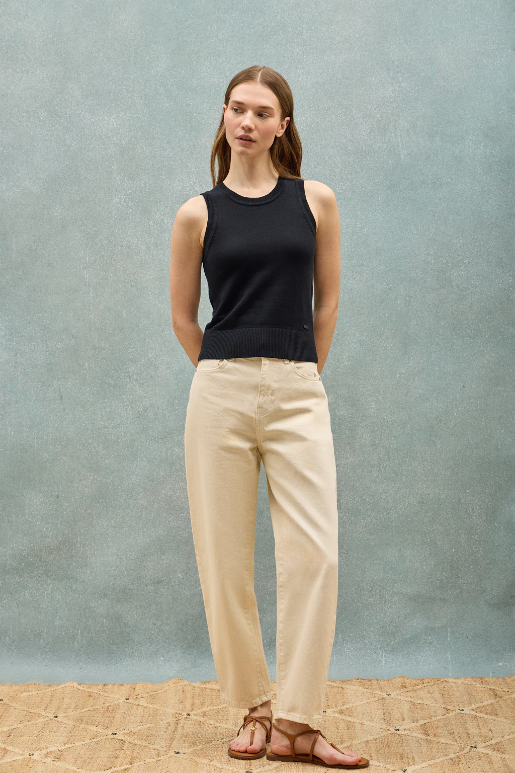 Navy-blue sleeveless jumper with pearly button - Image 2