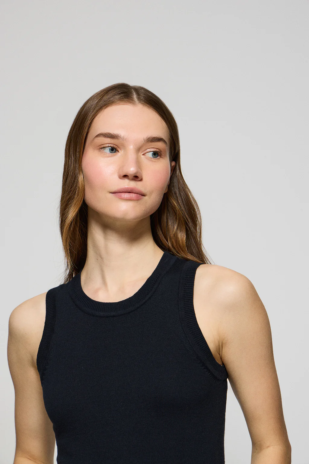 Navy-blue sleeveless jumper with pearly button - Image 3