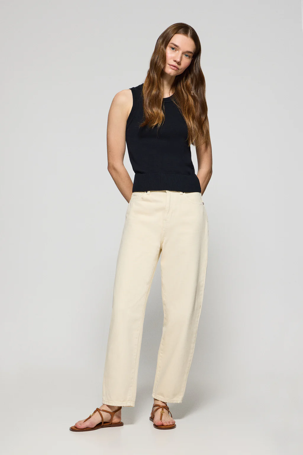 Navy-blue sleeveless jumper with pearly button - Image 4