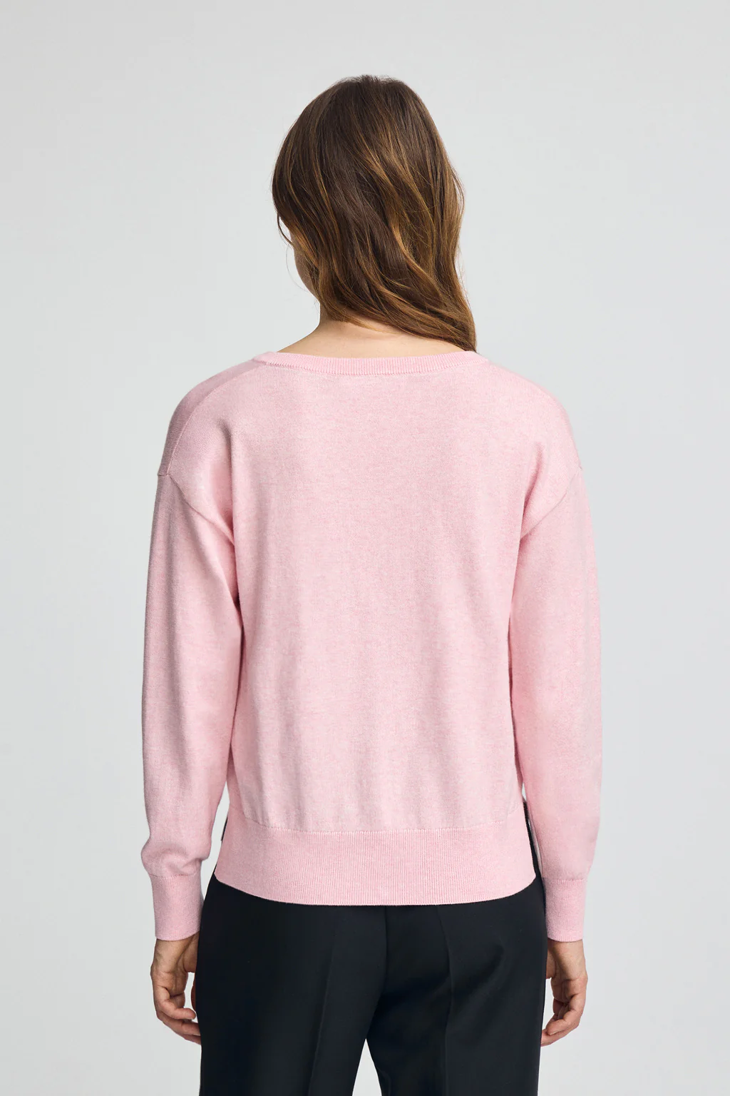 Women’s wool-blend 2-pack jumpers in black and pink marl with V-neck and Rigby Go embroidery - Image 5