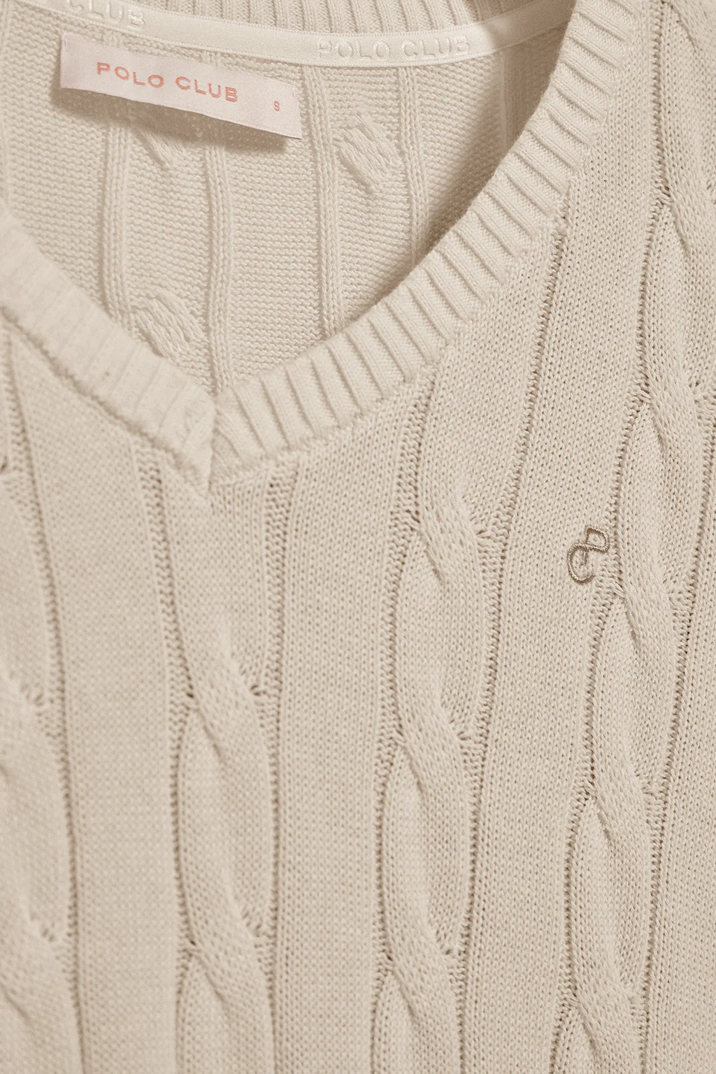 Beige V-neck cable-knit jumper with embroidered monogram - Image 6
