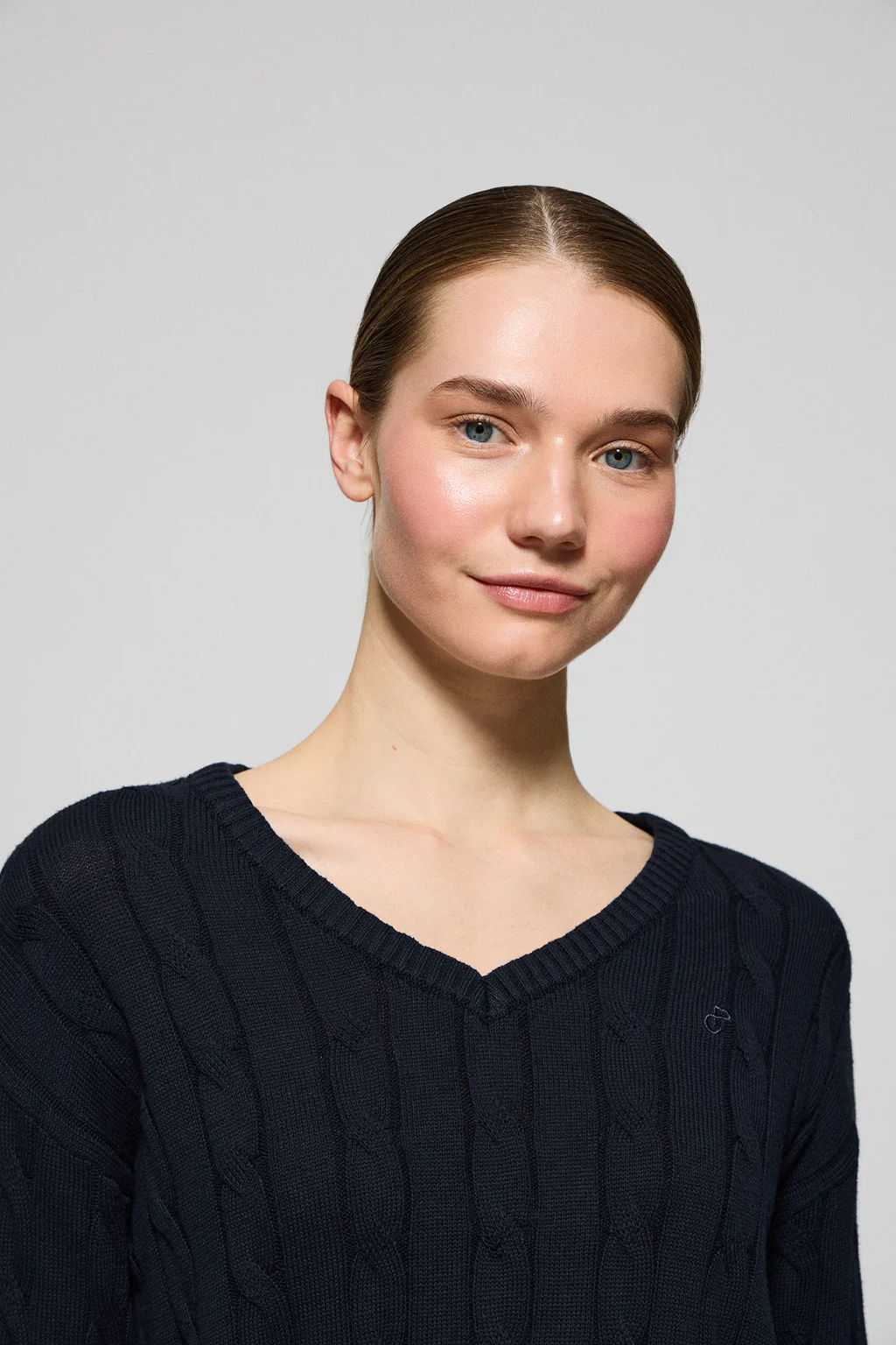 Navy-blue V-neck cable-knit jumper with embroidered monogram - Image 3