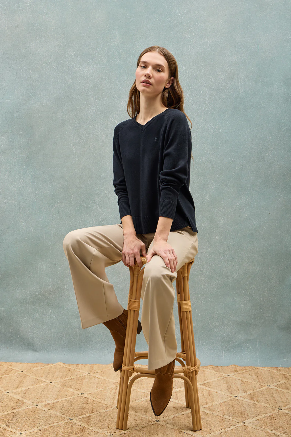 Navy-blue V-neck jumper in cotton and linen with embroidered monogram - Image 10