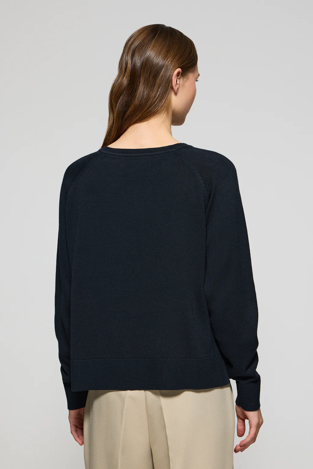 Navy-blue V-neck jumper in cotton and linen with embroidered monogram - Image 2