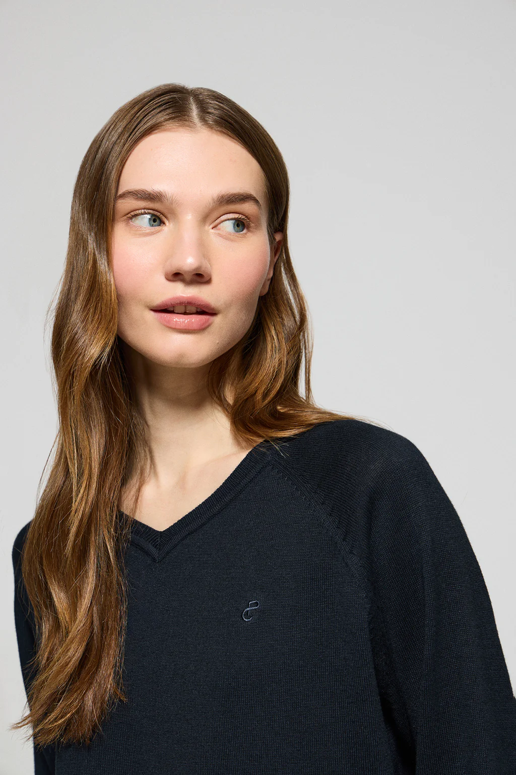Navy-blue V-neck jumper in cotton and linen with embroidered monogram - Image 3