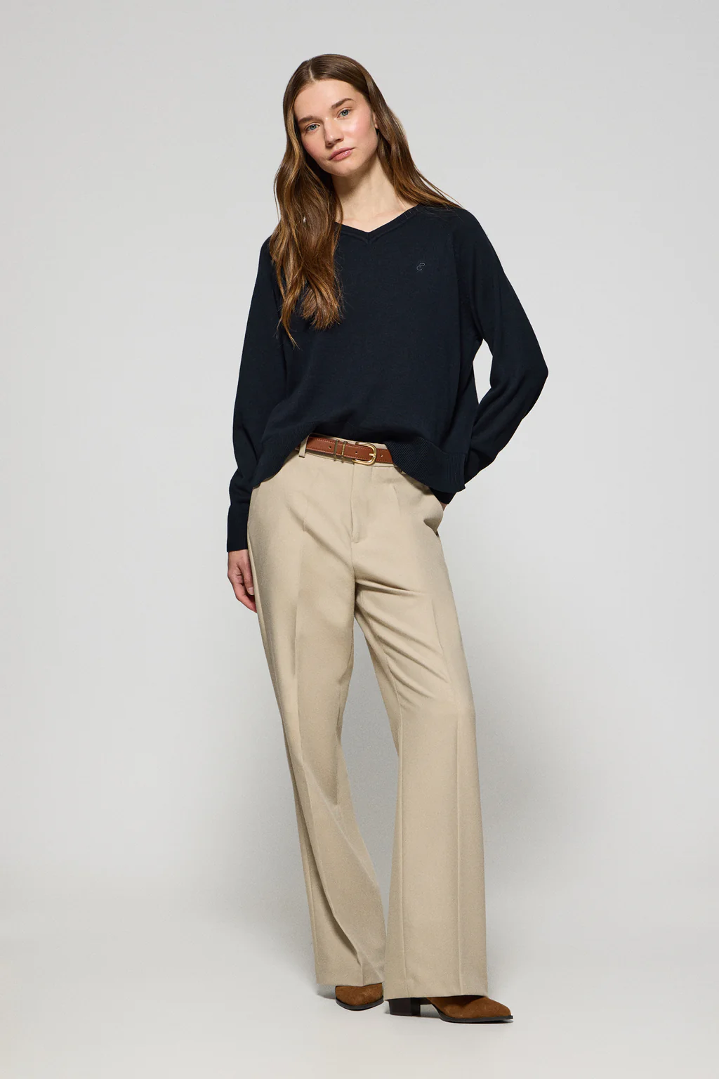 Navy-blue V-neck jumper in cotton and linen with embroidered monogram - Image 4