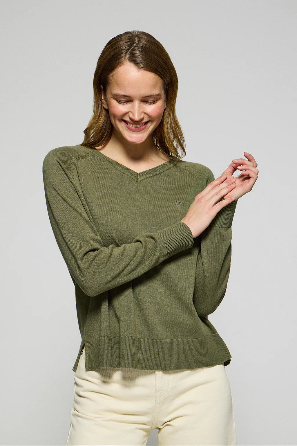 Light-green V-neck jumper in cotton and linen with embroidered monogram