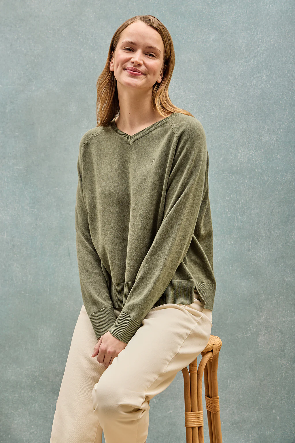 Light-green V-neck jumper in cotton and linen with embroidered monogram - Image 10