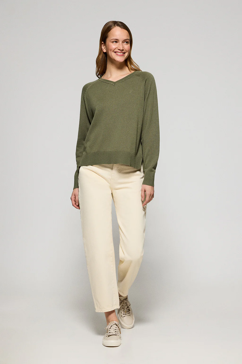 Light-green V-neck jumper in cotton and linen with embroidered monogram - Image 4