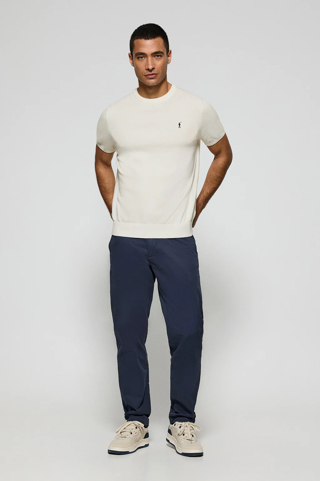 Beige short-sleeve jumper with round neck and embroidered logo - Image 4