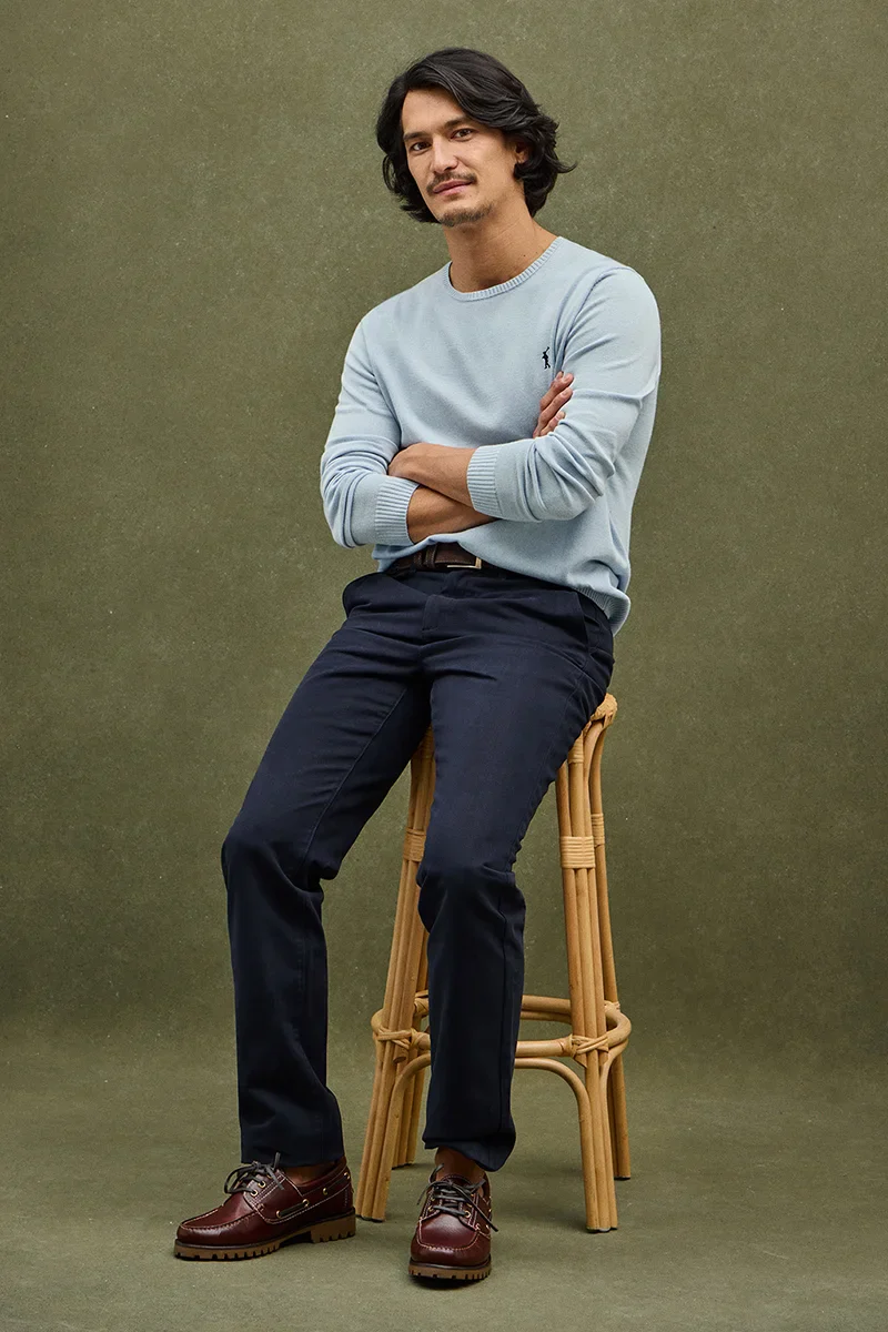 Light-blue round-neck jumper with Rigby Go logo