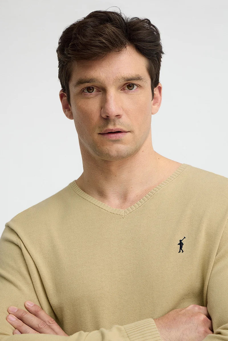 Beige V-neck jumper with Rigby Go embroidery - Image 3