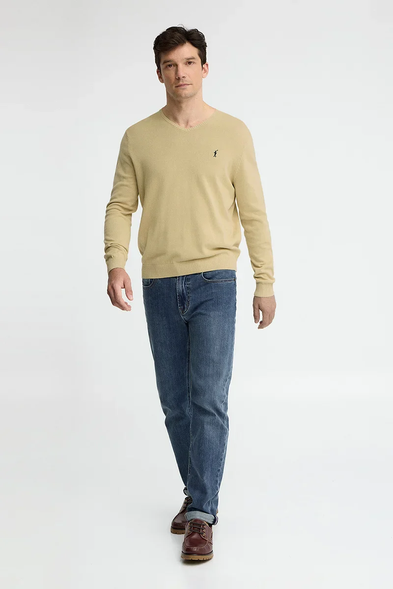 Beige V-neck jumper with Rigby Go embroidery - Image 4