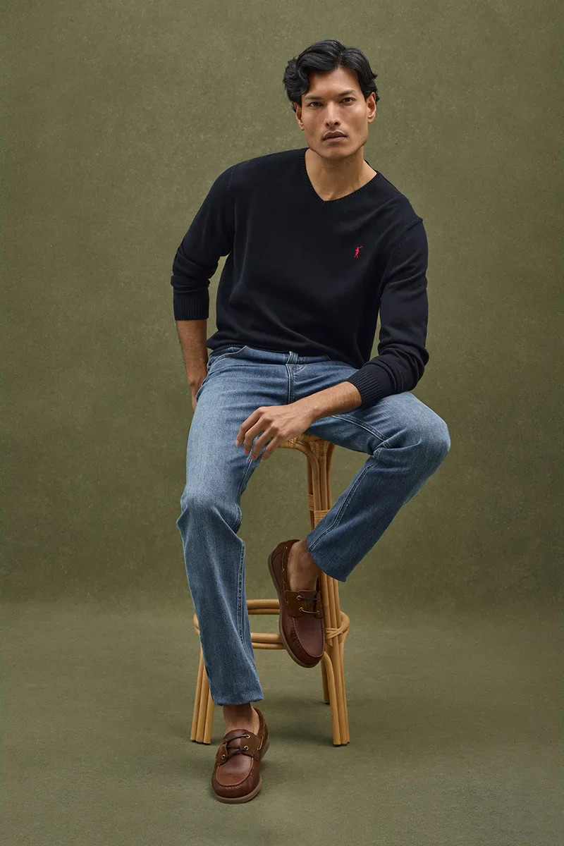 Navy-blue V-neck jumper with Rigby Go embroidery