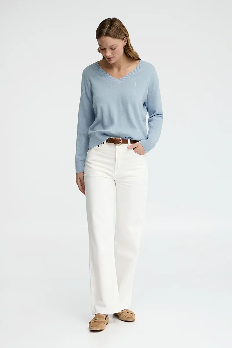 Light-blue V-neck jumper with Rigby Go logo - Image 3