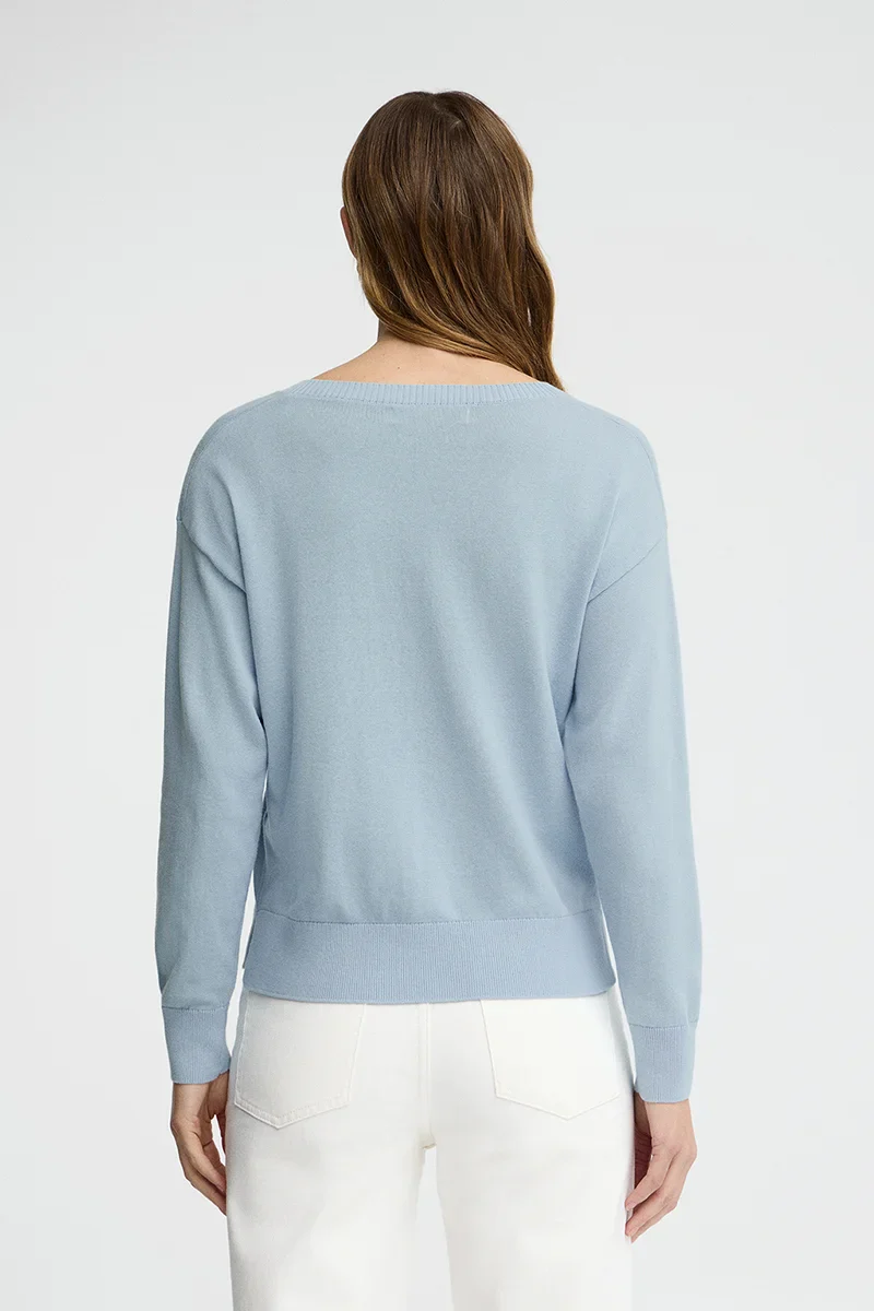 Light-blue V-neck jumper with Rigby Go logo - Image 4