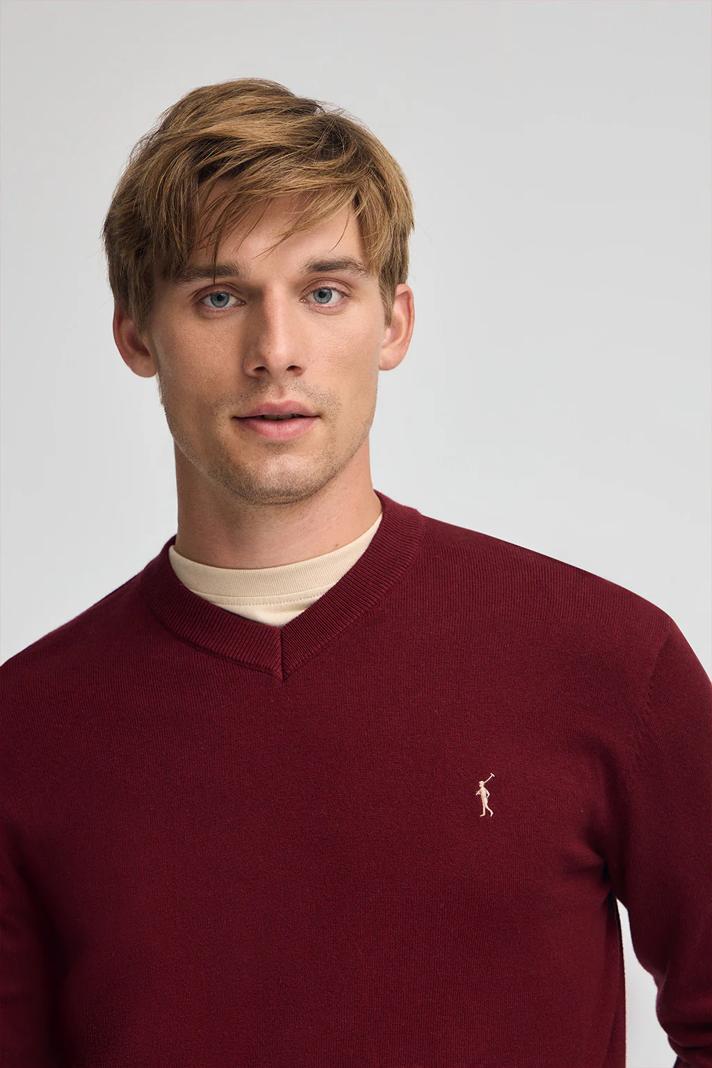 Maroon V-neck wool-blend jumper with Rigby Go embroidery - Image 2