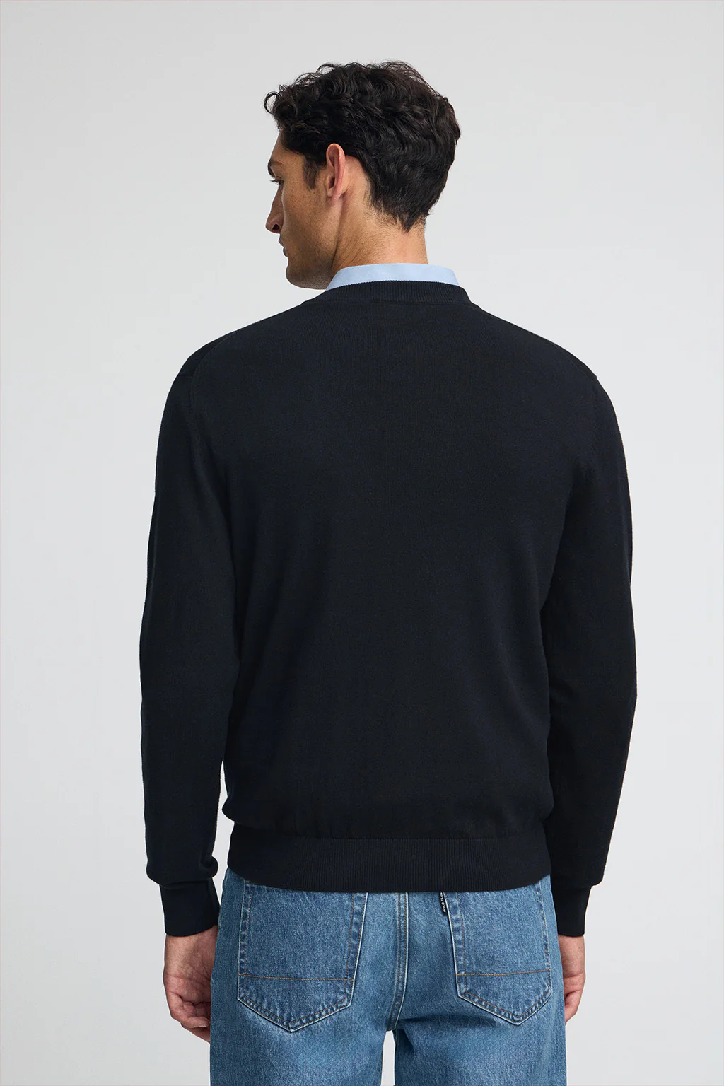 Navy-blue V-neck wool-blend jumper with Rigby Go embroidery - Image 4