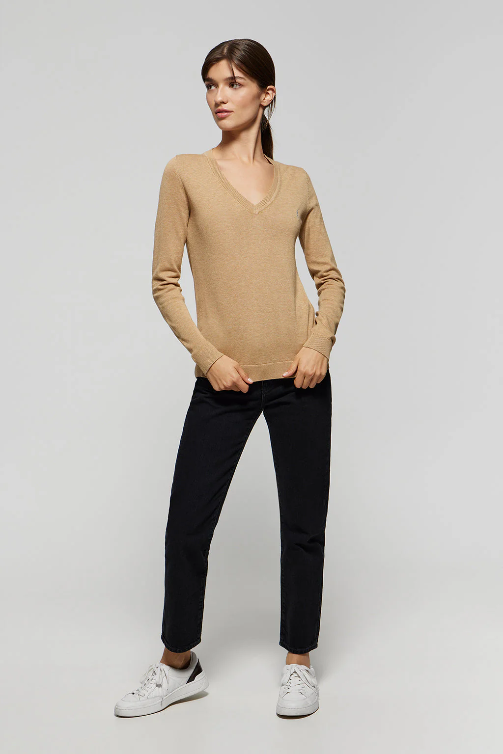 Caramel V-neck basic knit jumper with Rigby Go logo - Image 2