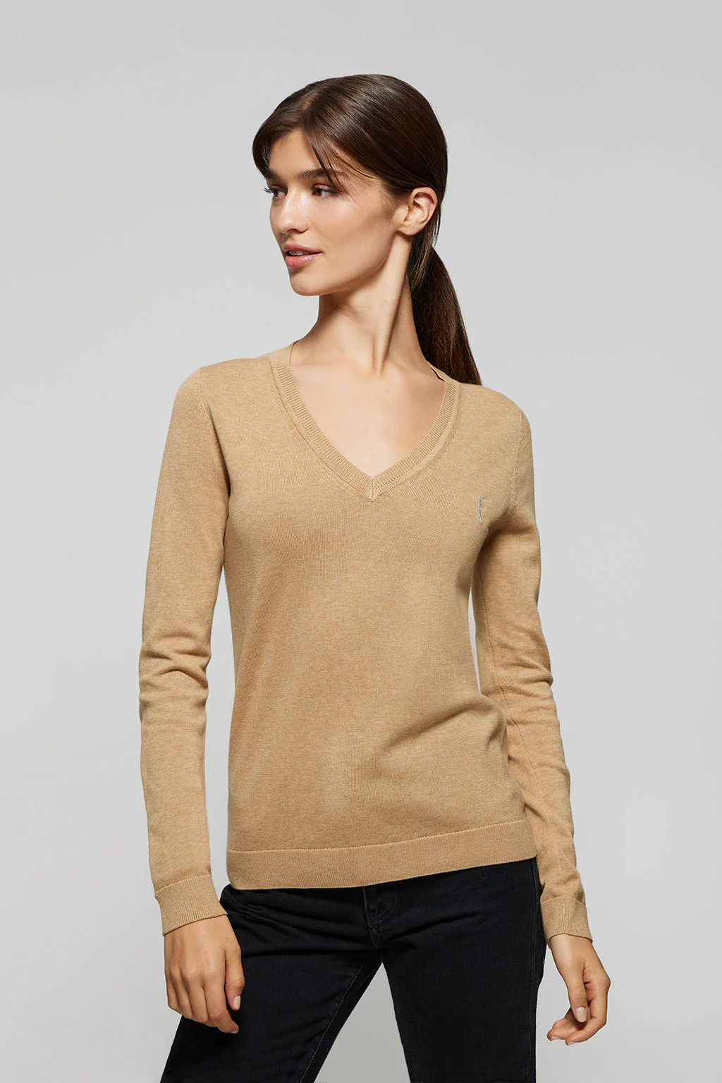 Caramel V-neck basic knit jumper with Rigby Go logo - Image 3