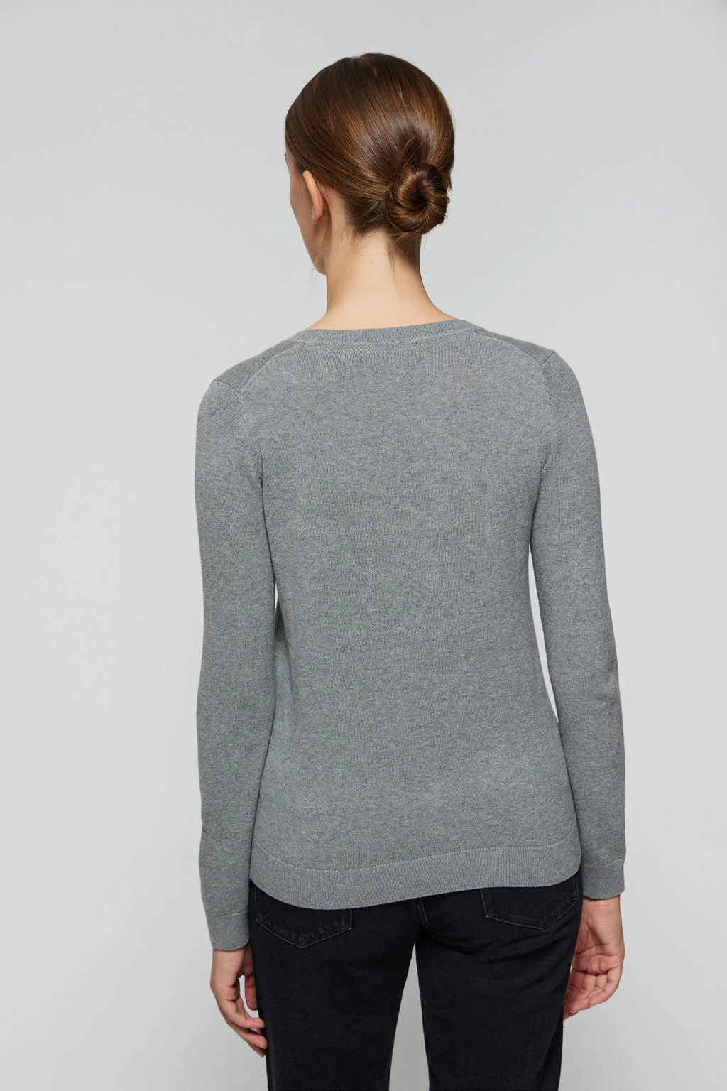 Grey-marl V-neck basic-knit jumper with Rigby Go logo - Image 4