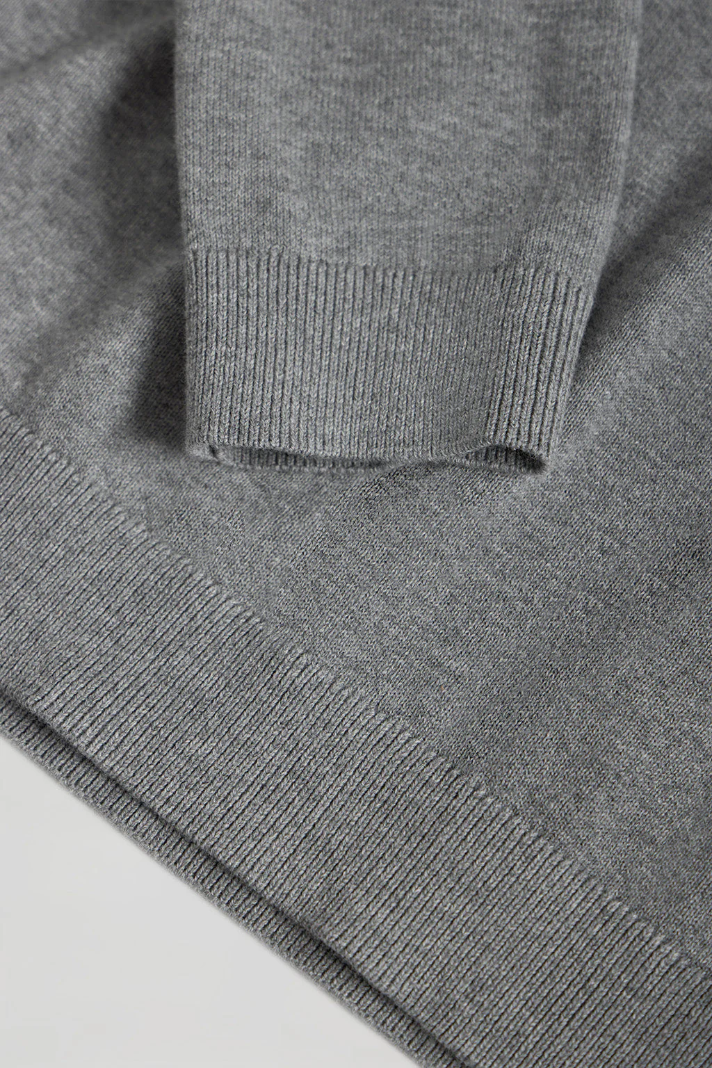 Grey-marl V-neck basic-knit jumper with Rigby Go logo - Image 7