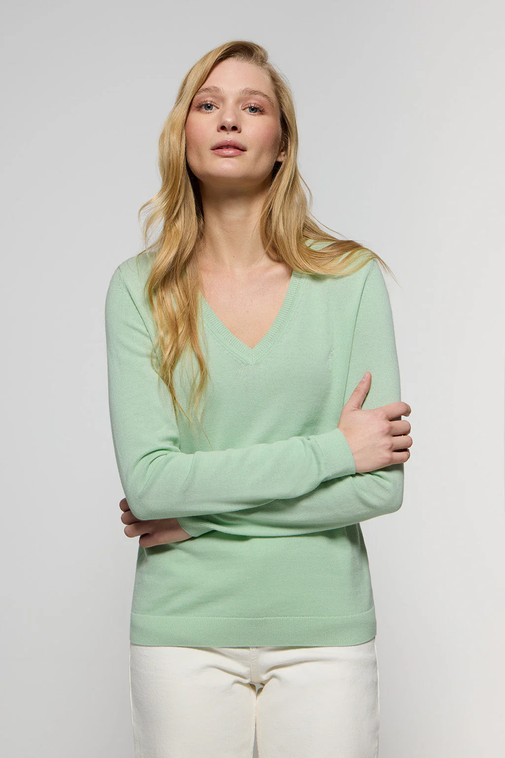 Light-green V-neck basic knit jumper with Rigby Go logo - Image 4