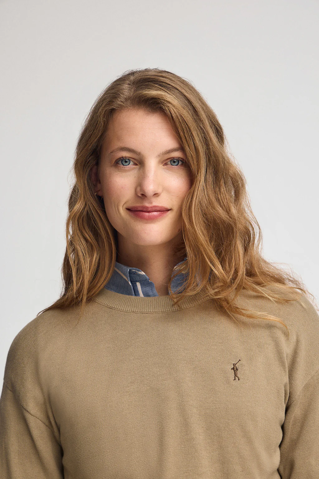 Women’s 2-pack knit jumpers in navy and light brown with round neck and Rigby Go embroidery - Image 3