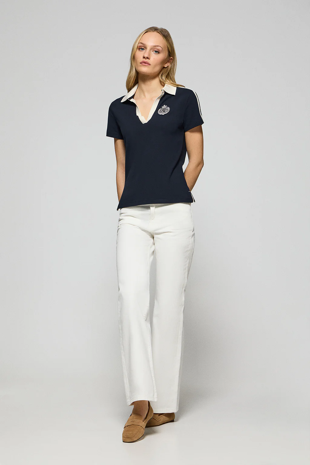 Navy-blue buttonless polo shirt with nautical badge - Image 3