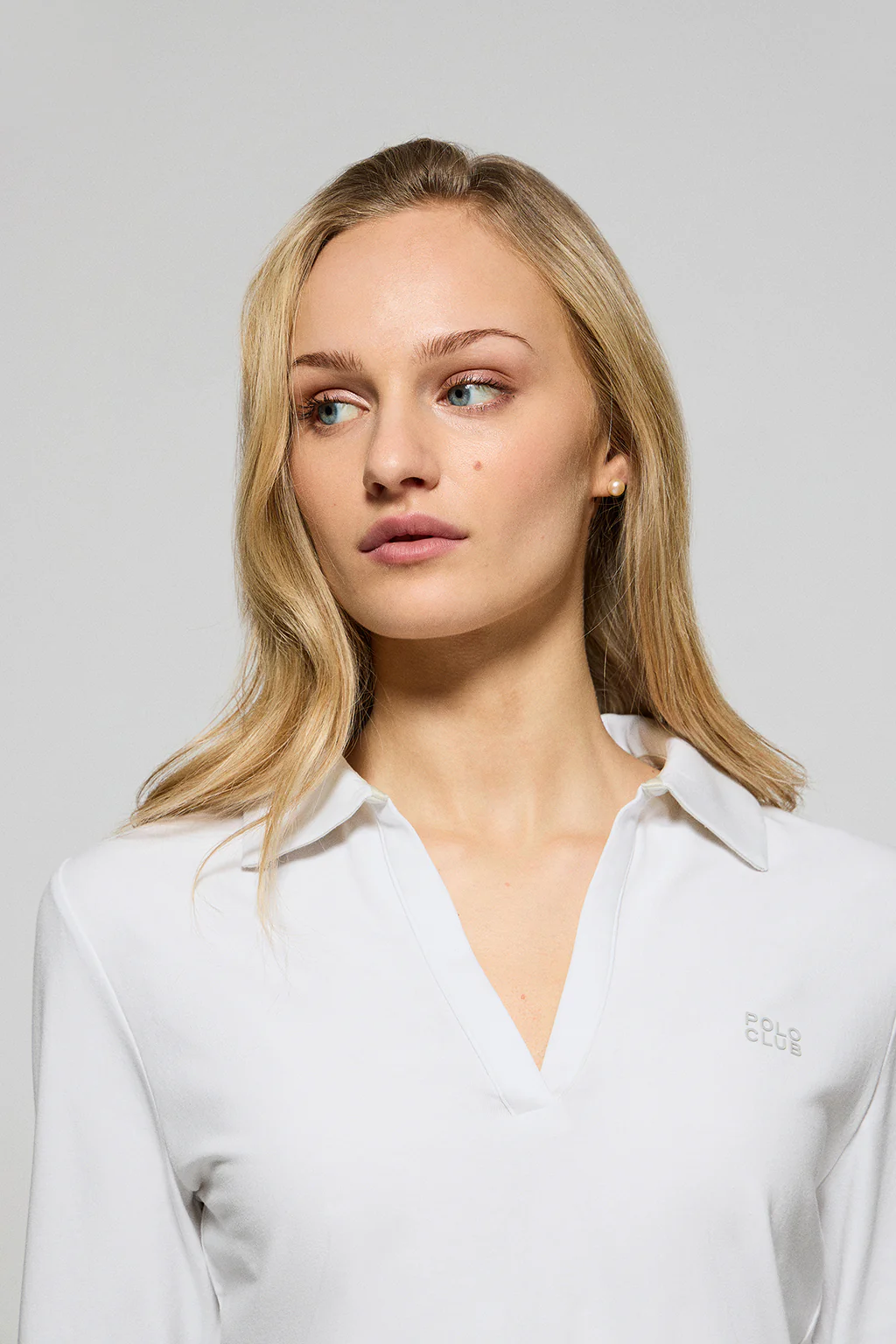 White buttonless polo shirt Pia with rubber Polo Club logo - Image 3