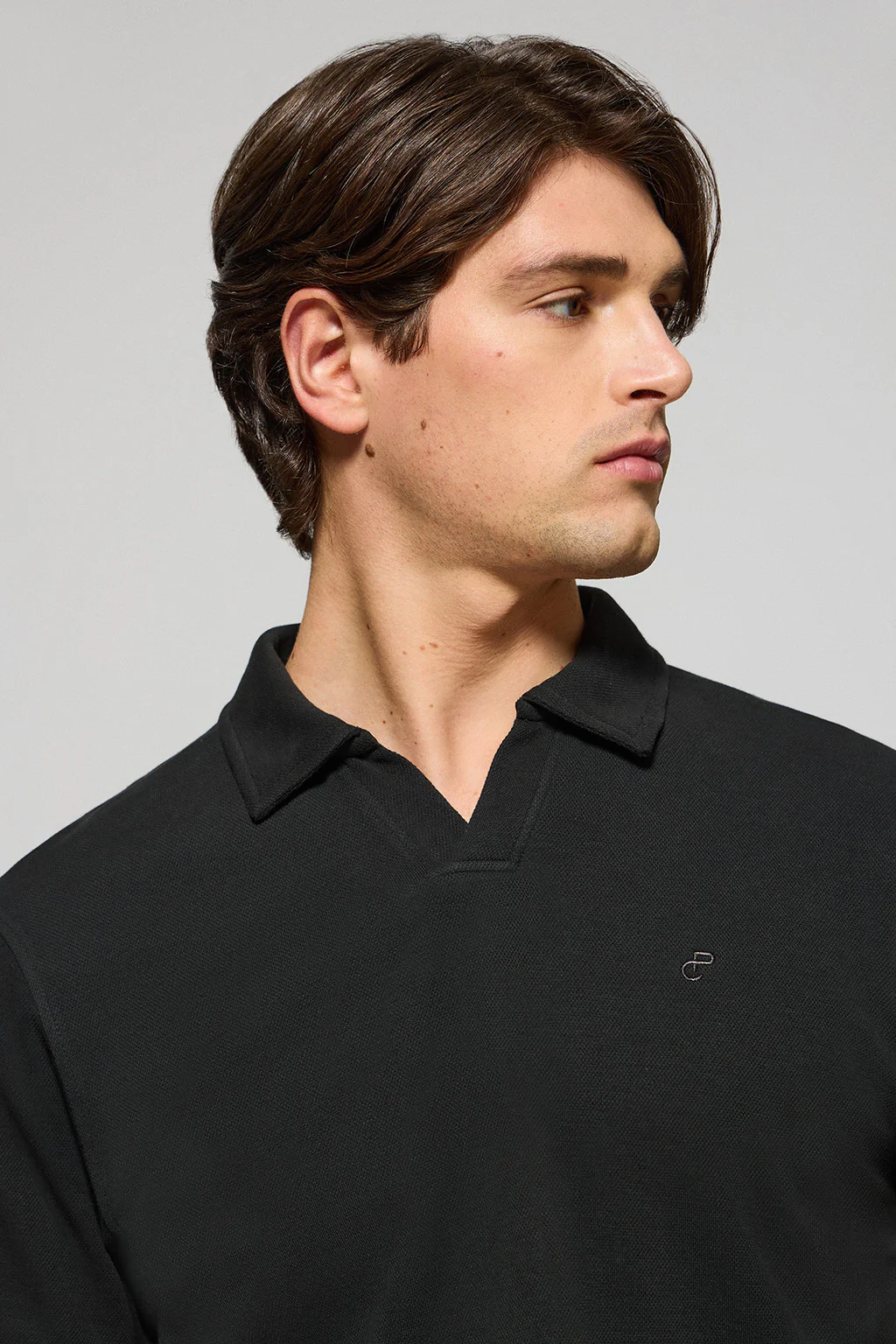 Black buttonless polo shirt Pascal with embroidered monogram - Image 3