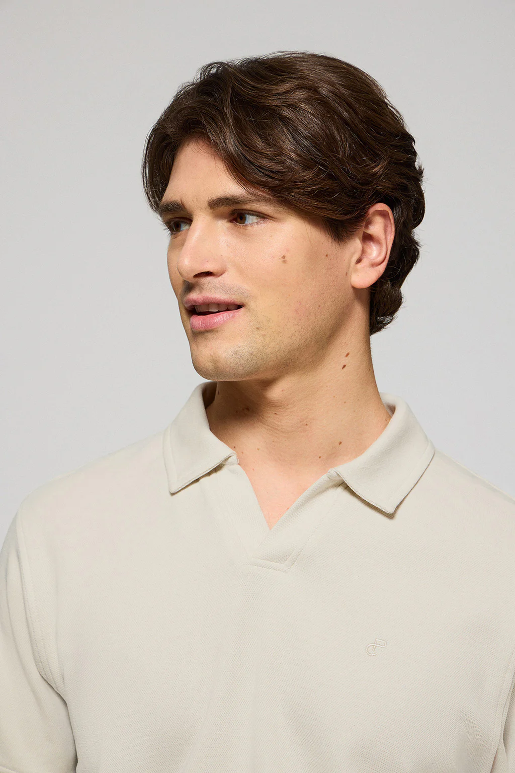 Light-grey buttonless polo shirt Pascal with embroidered monogram - Image 3