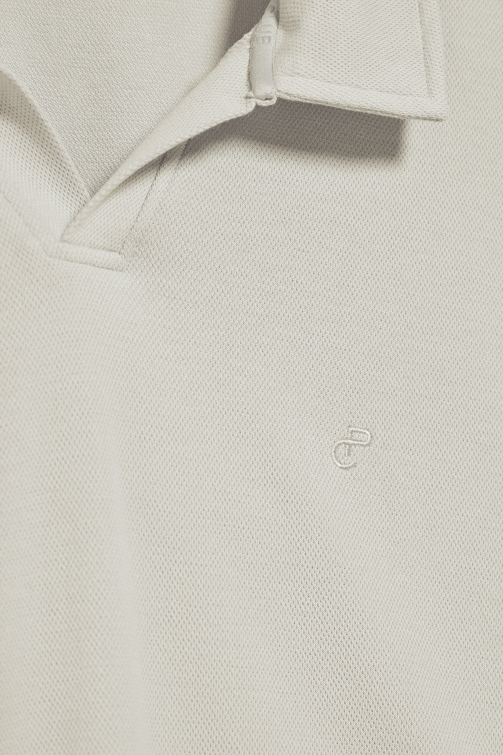 Light-grey buttonless polo shirt Pascal with embroidered monogram - Image 6