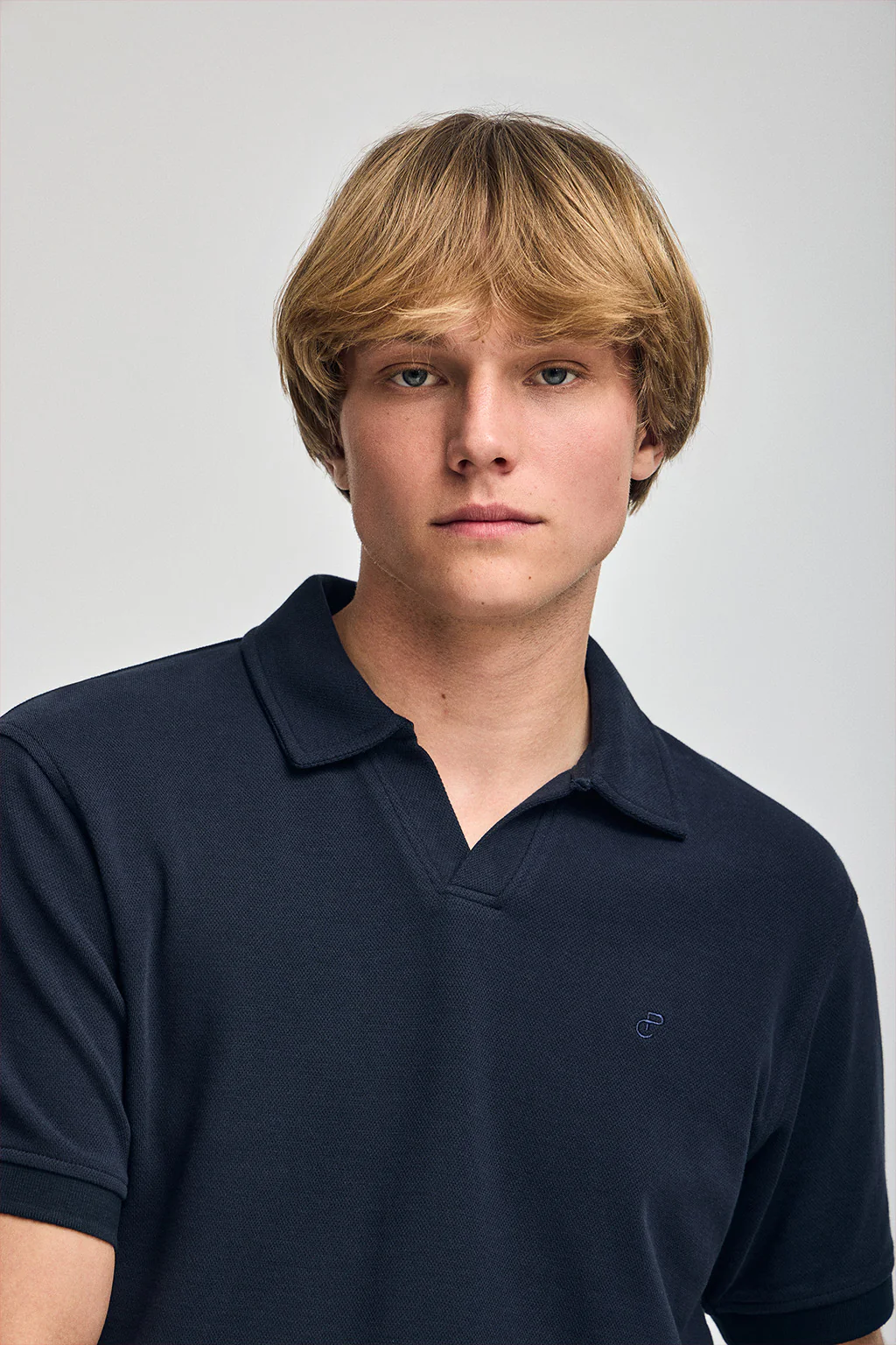 Navy-blue buttonless polo shirt Pascal with embroidered monogram - Image 3