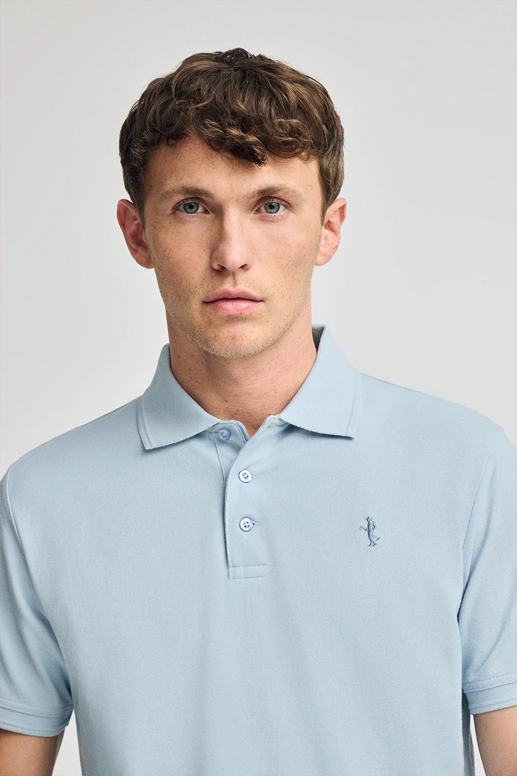 Light-blue short-sleeve pique polo shirt with Rigby Best embroidery - Image 3