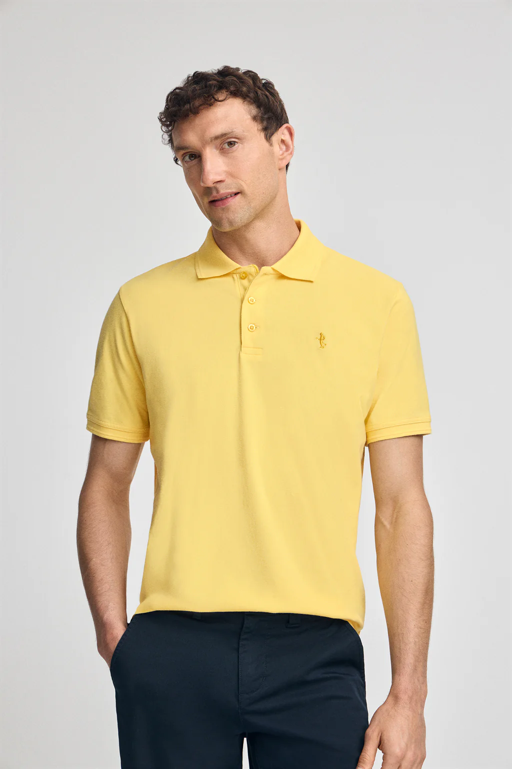 Light-yellow short-sleeve pique polo shirt with Rigby Best embroidery