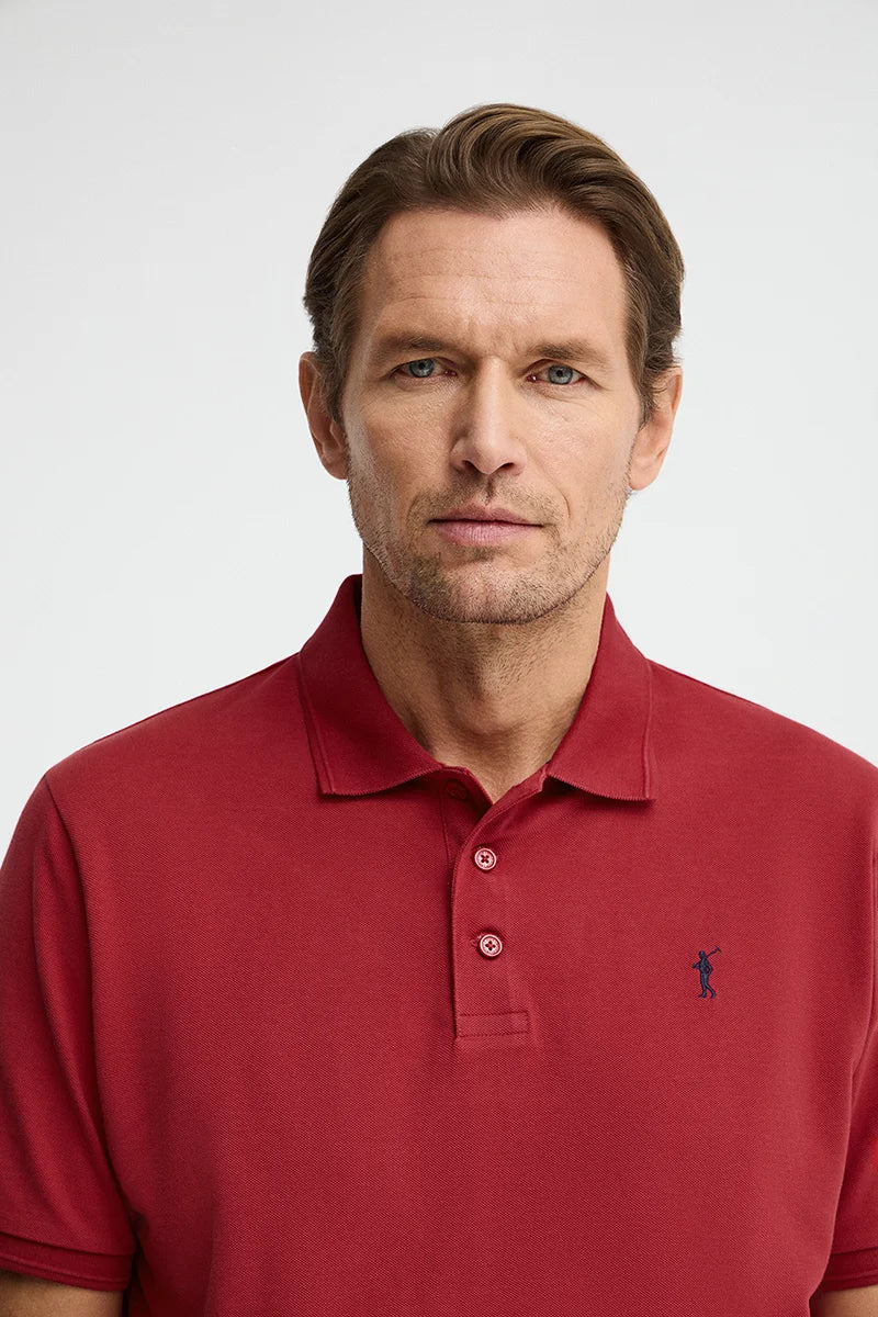 Burnt-red short-sleeve polo shirt with Rigby Go embroidered logo