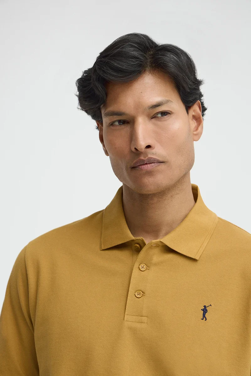 Mustard short-sleeve polo shirt with Rigby Go embroidered logo - Image 2