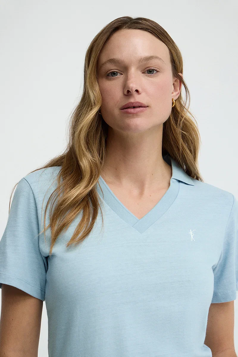 Light-blue cotton-linen polo shirt with buttonless collar and Rigby Go embroidery - Image 2