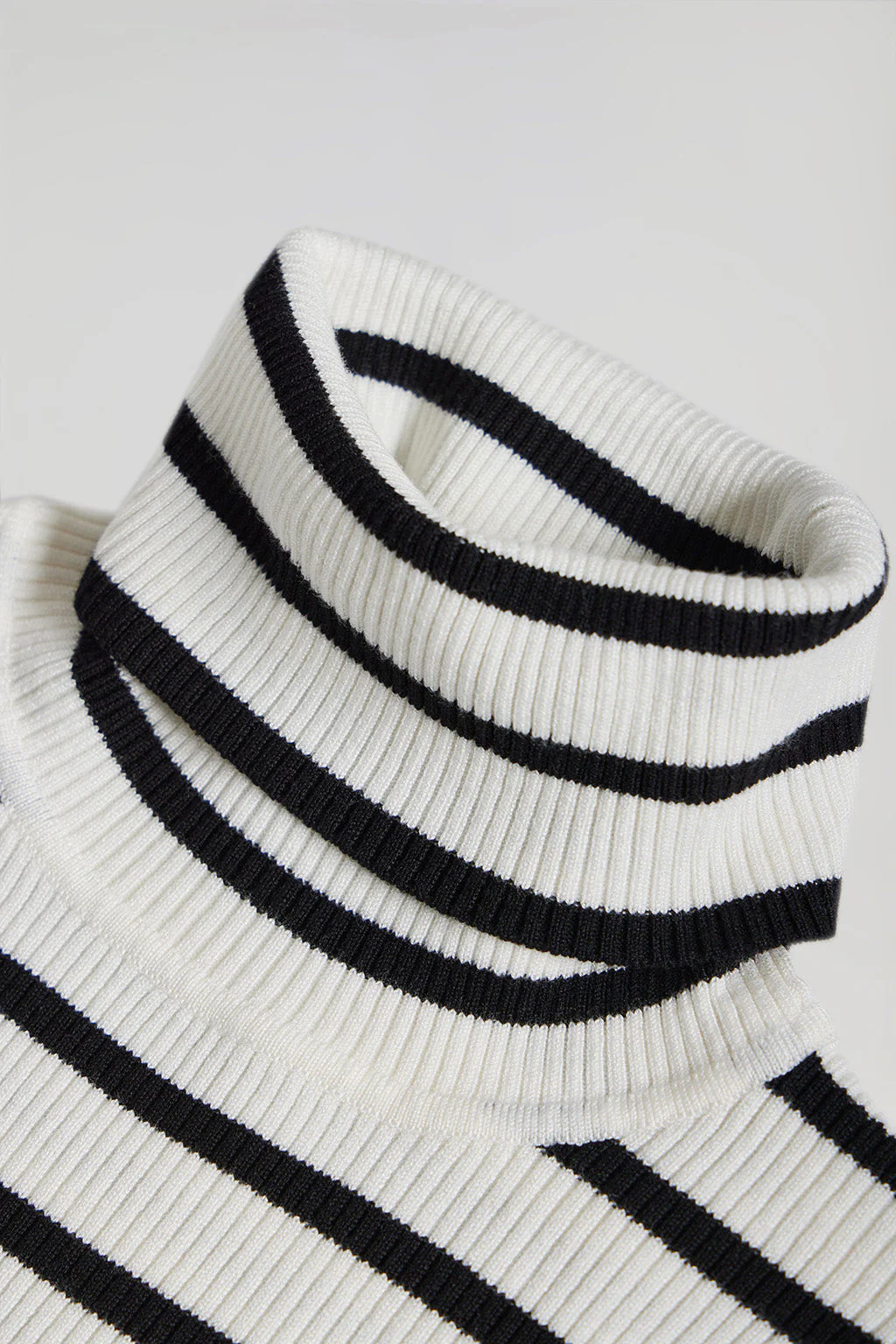 Navy-blue and beige turtleneck striped jumper with Polo detail - Image 7