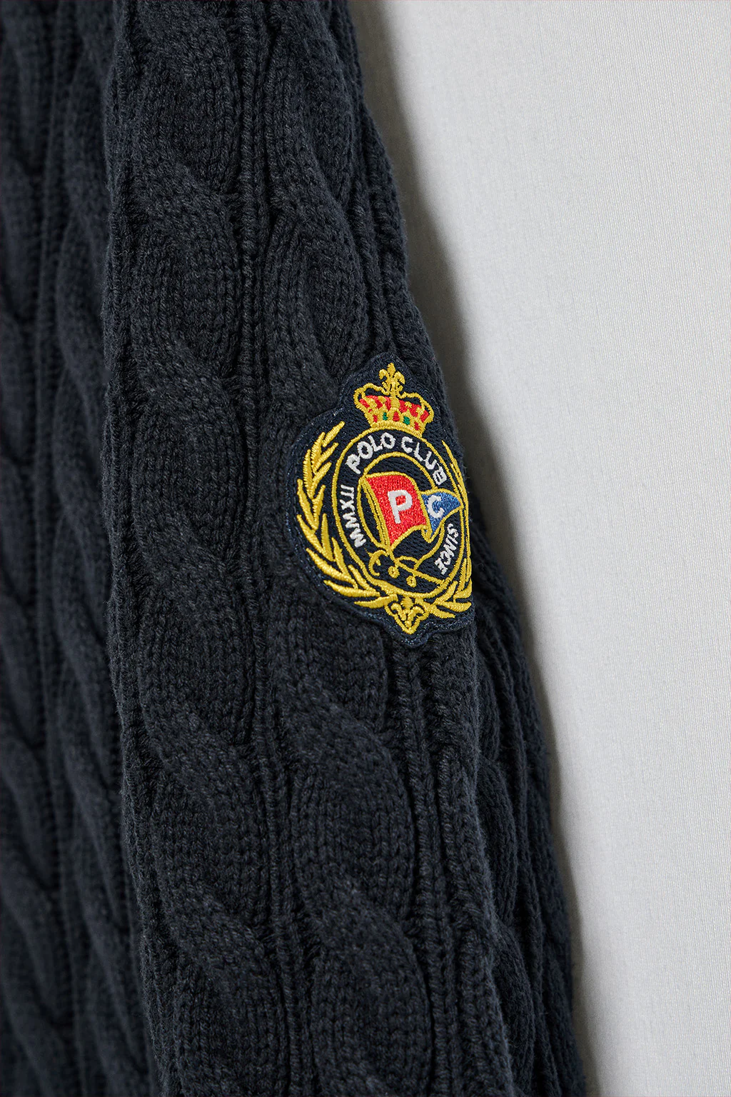 Navy-blue V-neck jumper Nautic with sleeve nautical patch - Image 4