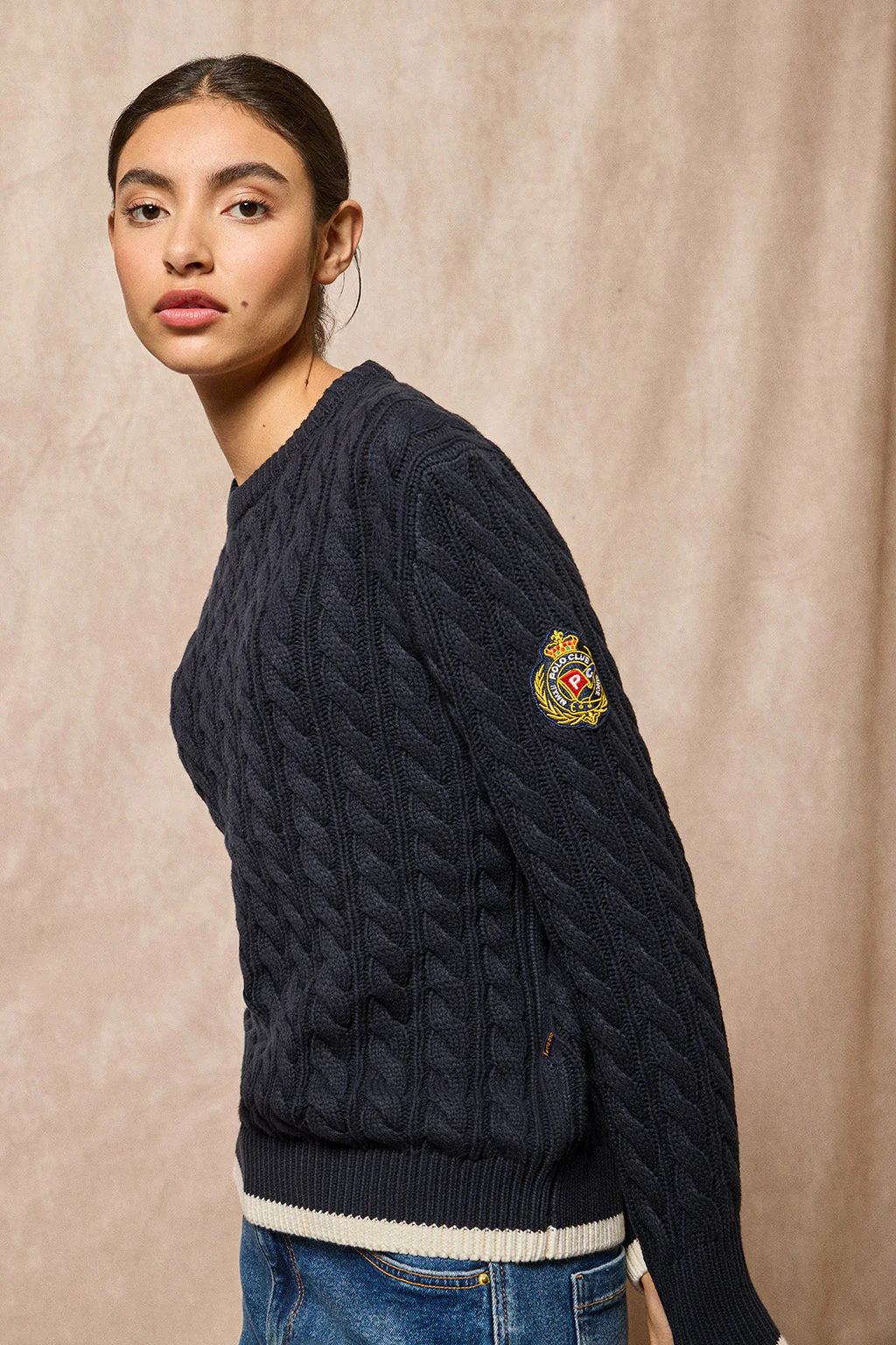 Navy-blue cable-knit jumper with Nautic patch
