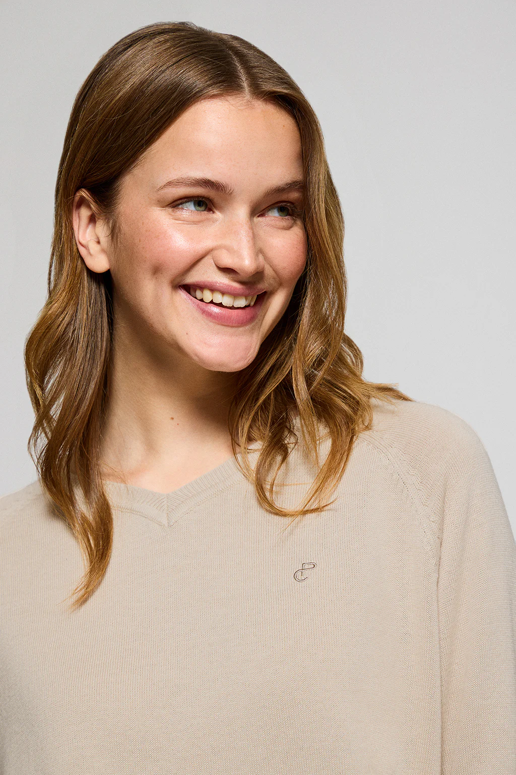 Beige V-neck jumper in cotton and linen with embroidered monogram - Image 3