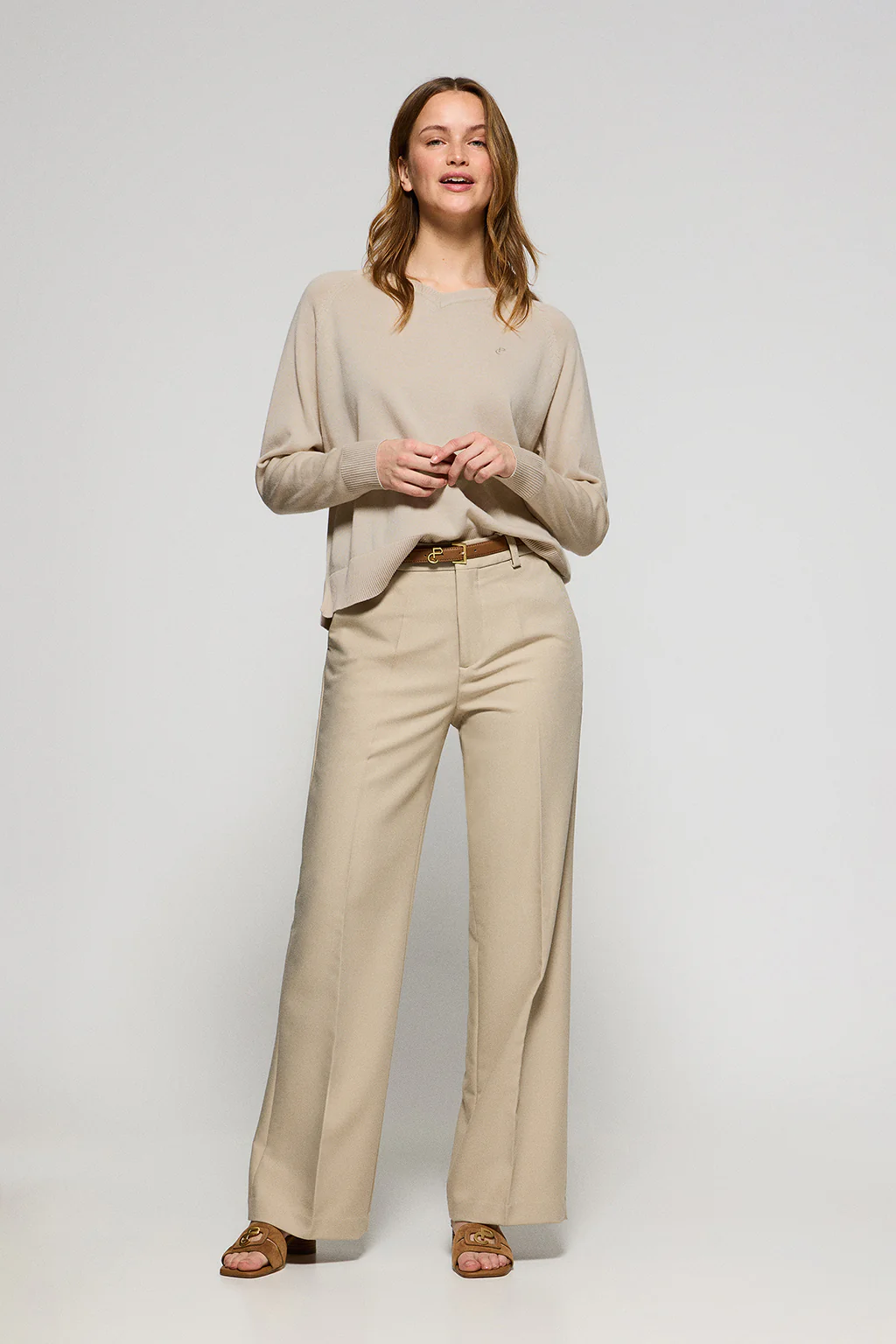 Beige V-neck jumper in cotton and linen with embroidered monogram - Image 4