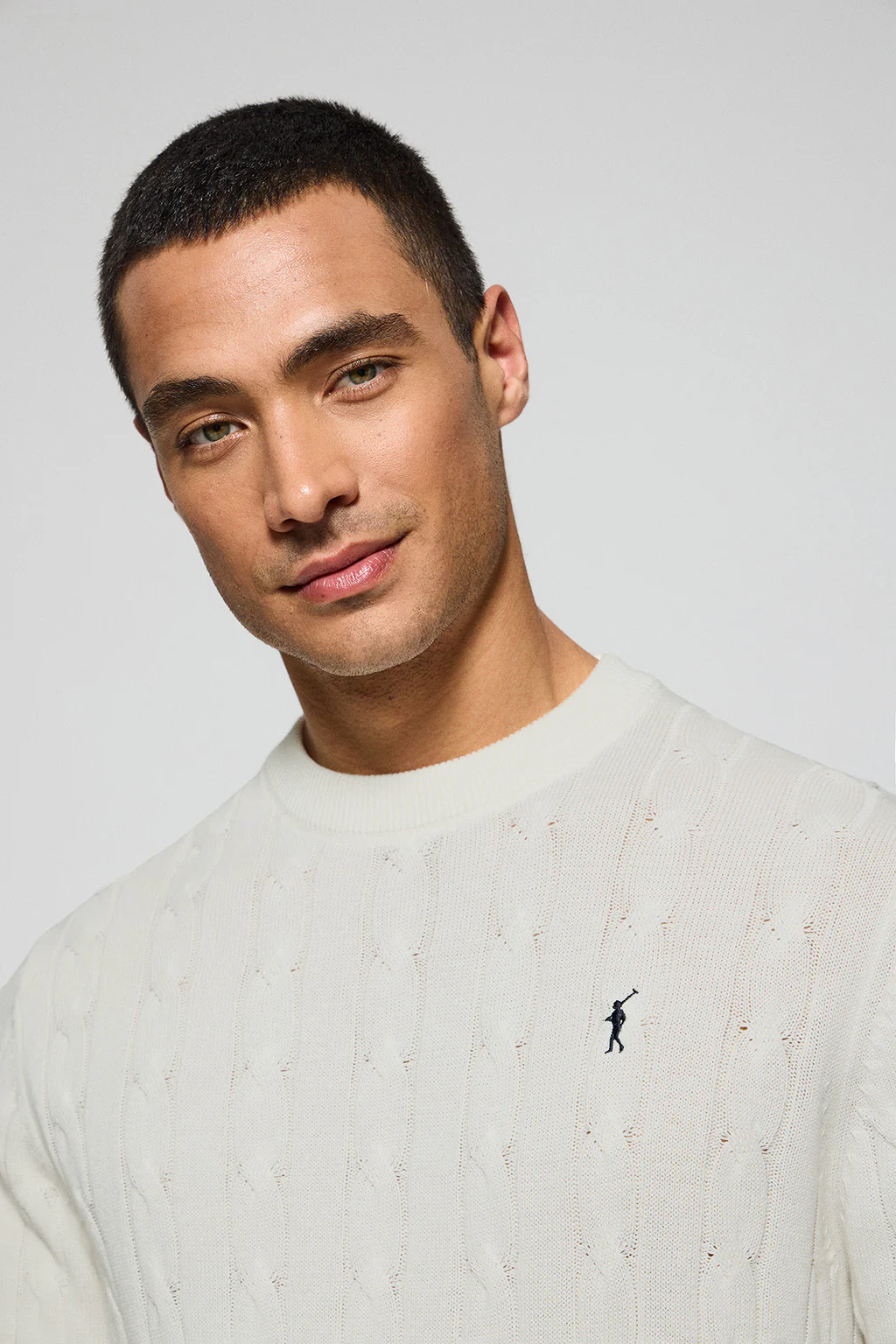 Beige round-neck cable-knit jumper with Rigby Go embroidery - Image 3