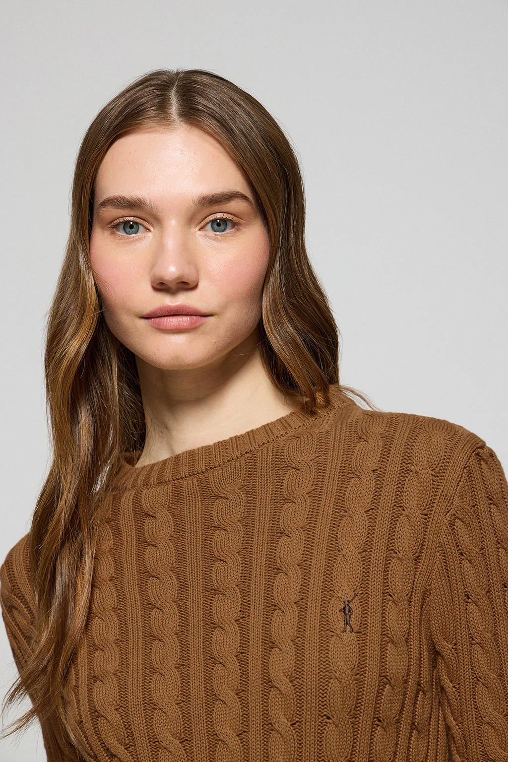 Camel round-neck cable-knit jumper with Rigby Go embroidery - Image 3